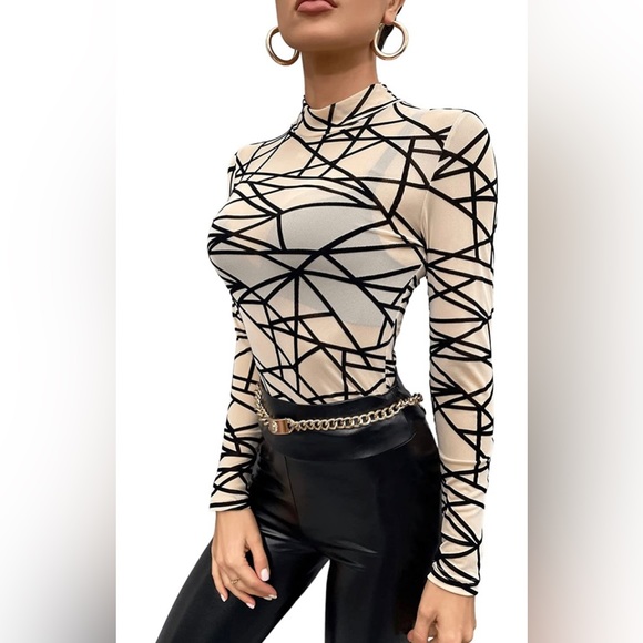 SweatyRocks Women's Mock-Neck Graphic Print Long Sleeve Blouse. Size M - Picture 5 of 7